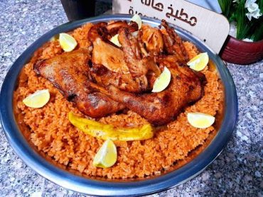 طريقة عمل الأرز الاحمر (بالطماطم ) بالفراخ البلدي بكل سهولة و لذيذة جدا