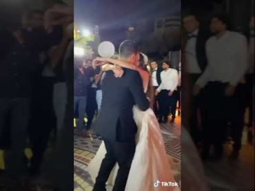 اجمد بوسه من العريس 👰😱 يلا تعالو يوتيوب هتالقو الرابط بالصفحة 🖕 همسات الزفاف عروسة فرفوشة كتب الك