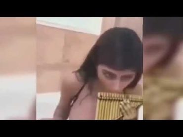 mia khalifa tocando flauta