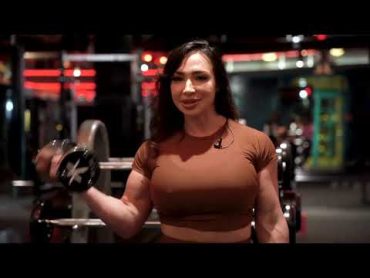 Bicep Curl Superset with Entertainer Brandi Mae