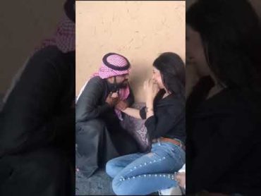 فيديو: شاب يدخل على فتاة في غرفة وينزع عباءتها ويقبل يدها ويردد. . . زمن العباءة قد ولّى