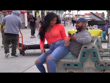 فتاة مثيرة تجلس علي أرجل الغرباءHot girl sitting on strangers laps تجربة اجتماعيةsocial experiment