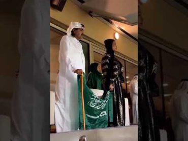 الأمير الوالد الشيخ حمد بن خليفة آل ثاني وصاحبة السمو الشيخة موزا بنت ناصر يرفعان علم السعودية