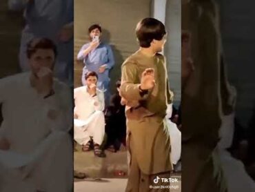 دا دی هلک دنس لک او کوری دیر خستا دنسی کړی😛😛