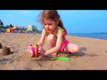 Eva Play and mom have fun on the beach