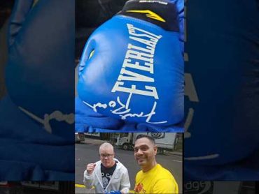 FREDDIE ROACH signs boxing glove for johnny boy!! ‎@johnnyboyboxingyy4tw  boxing