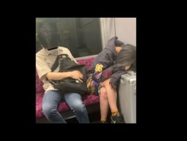 おじさんが電車で寝てる女子大生のお尻を触って痴漢してたので注意してみた