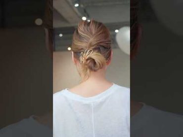 【１分アレンジ】メッシーバンとくるりんぱのまとめ髪簡単アレンジ セルフアレンジ hairstyle hair ミディアムヘア 髪型 まとめ髪 大人カジュアル 大人かわいい