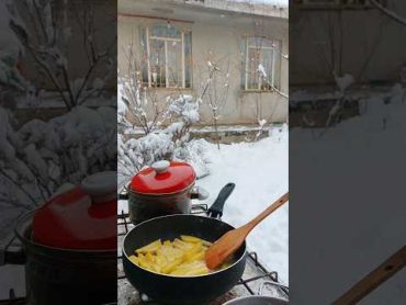 Frying potatoes in heavy snow and cold weather❄️ سیب زمینی سرخ کرده در  زیر برف شدید دهکده ما