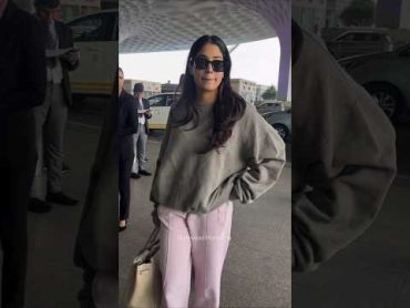 janhvikapoor nails her comfy look at mumbai airport shorts bollywood actress