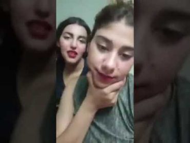 بنت بتقول لصحبتها طيزك بتكلك انتي بتحطي قطن علشان تكبري صدرك