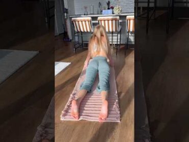 Fun yoga pose 🧘🏼‍♀️ flexibility yoga yogapants yogaposes