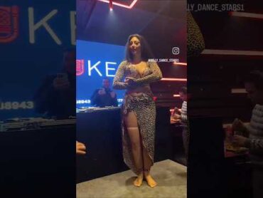 بتلعب ببزازها الفاجره👙👙👙 dance الساحل الشرير الساحل الشمالي رقص bellydancer