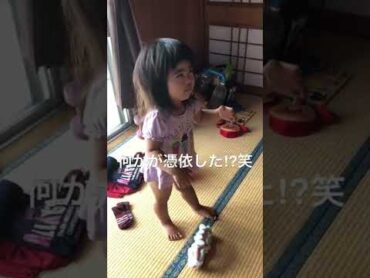 急に何かに取り憑かれる女児