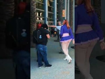 WonderCon 2022 (Abigaiil.morris Daphne walks to corner w photographer)