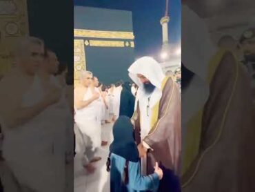 متطوع حرام يساعد طفلة صغيرة على ارتداء الحجاب 👆🏻