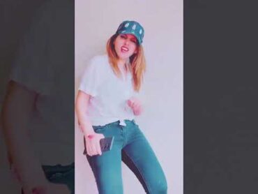 اليمنية امل سالم ترقص بجنون