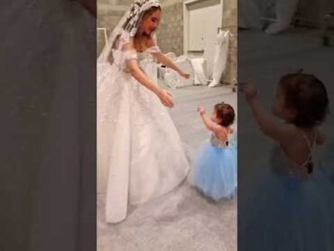 طفلة ترقص مع امها في ليلة  اجمل احساس زفاف 🥰