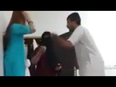 هوشة بين شاب وأمه بسبب الخادمة  عشان شاهي وقهوة يسب أمه ويضرب الخدامة