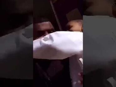 يبا الولد ايس كريم ابو قاعد يلحسه يقول انت ايس كريم😂😂