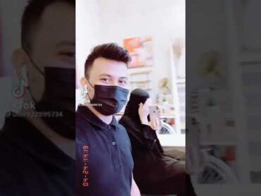 منقبة سعودية مبسوطة مع خويها الهندي في الدوام