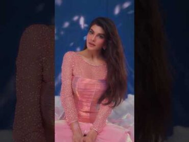 Jacqueline Fernandez stunning look 😍looking awesome 💯shorts love