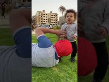 ابن سبايدر مان يلعب معاها 😅