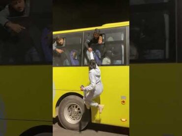 فضيحة بنت تركب مع شباب بالباص موسم الرياض