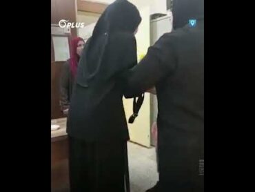 طالبة تستردّ جوالها بالقوة والصراخ من إدارة مدرستها.. ما رأيكم بتصرفها؟