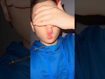 ورع يلعب بشفايفه ورع يلعب بشفايفه