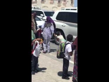 خادمة تعنف طفله عند بوابة المدرسة