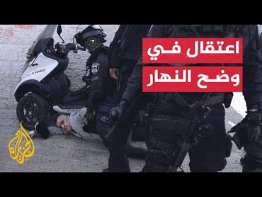 شاهد قوة خاصة إسرائيلية تعتقل شابا من مركبته في رام الله