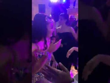 عروسة بتلعب في صدر صافيناز وهي بترقص