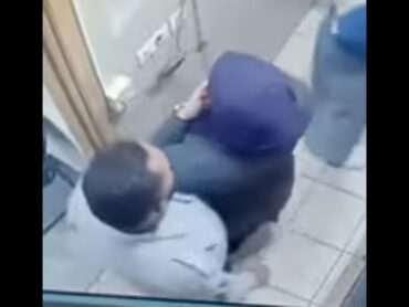 هذا ما يحدث في أغلبية علاقات الزمالة بين الموظف والموظفةتصوير كاميرات المراقبة👌
