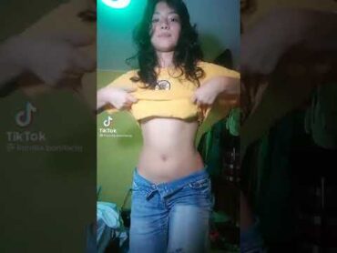 لا كدا كتير بنت تقلع هدومها عالتيك توك!!