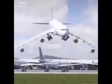سبحان الله شاهد الطائرة تطير مثل العصافير وترقص 🤣 funny plane dance