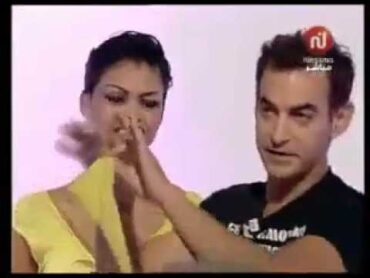 مصمم يصمم فستان فوق جسد المديعة مباشرة على قناة نسمة