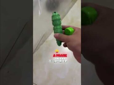 🐛😜 This time, let&39;s play a prank on Dad with a caterpillar toy.funny
