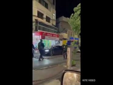 فلسطينيون  مسلحون يتجولون في شوارع رام الله
