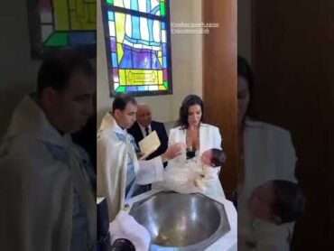 نادين نجيم مع طفلها لاول مره😍 ‏في الكنيسة ✝️