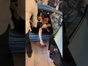خانم براق سکسی در حال بیرون آوردن لامبورگینی در کازینو موناکو لوکس روند سبک زندگی fyp