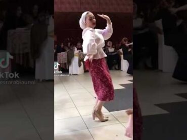 Esra Rabia Ünal düğünde twerk dans ediyor. hijab