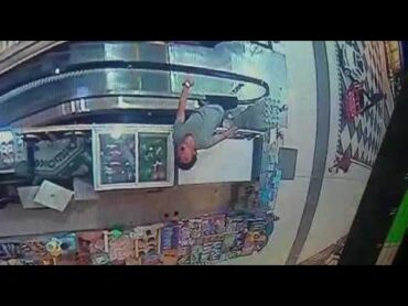 حوادث اليمن    شاب عمره ١٤ عاما تمسكة الكهربا في مول العرب بصنعاء