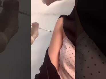 بنت سعودية تاخذ القاح 🤤❤