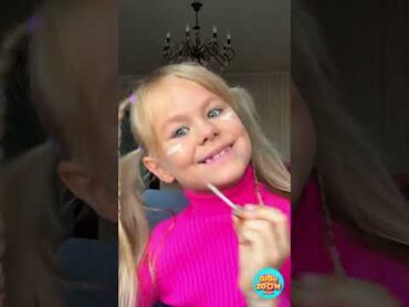 هذا رائع! 💄💕 الأم والابنة تقلدان مكياج باربي! باربي مكياج