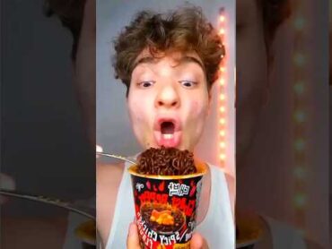 اغرب شاب يجرب اكل كوري وتحدي أكل الاندومي الكوري و الاكل الكوري الحار 🌶️🍜 shorts الاندومي الكوري