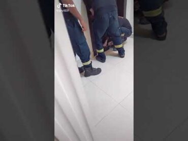 اخوه الصغير قفل على نفسه الباب 😭
