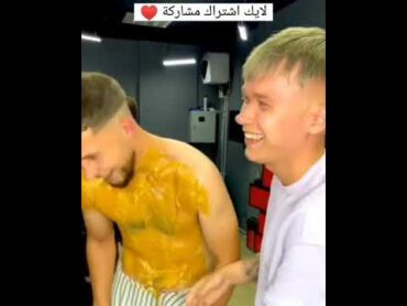 شخص مجنون يقوم بأزالة شعر الصدر بالشمع