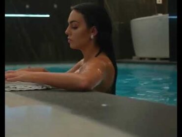 Georgina rodriguez in skypool جورجينا رودريغيز بالمسبح