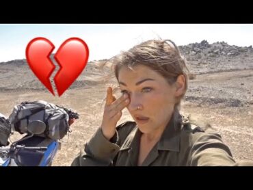 بنت كنديه تبكي بسبب مساعدة شباب عرب لها